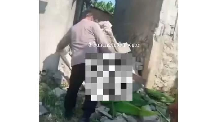 Astaga! Kuli Bangunan di Bogor Tewas Tertimpa Tembok Roboh, Warga Tutupi Pakai Daun Pisang