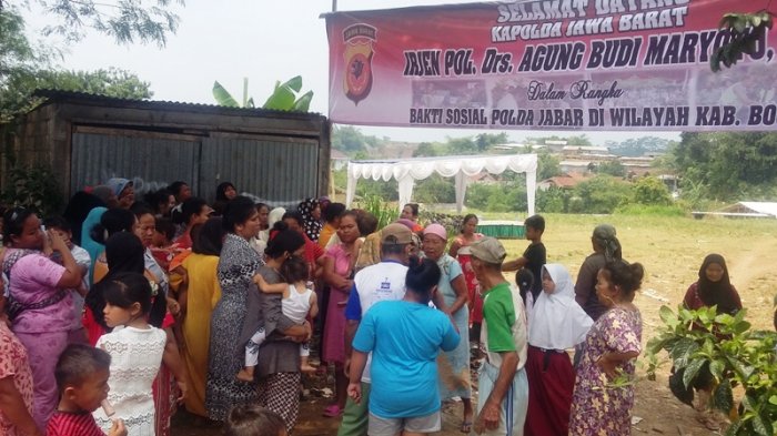 Tunggu Kapolda Jabar Datang, Ibu-Ibu Berkumpul Ingin Dapat Sembako