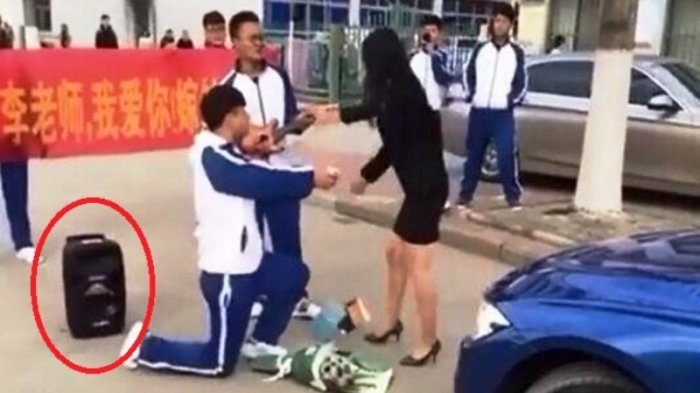 Murid Mainkan Okulele Sambil Sodorkan Cincin, Guru Wanita Malah Lakukan Ini Pada Speaker