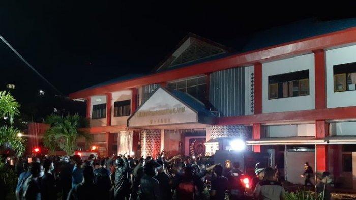Napi Rusuh, Lapas Tuminting Manado Terbakar