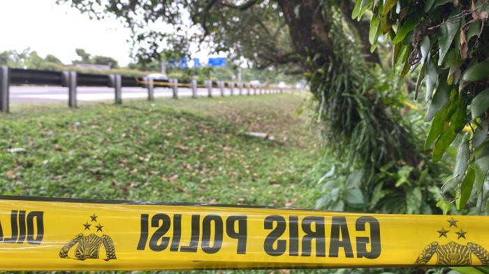 PENEMUAN MAYAT - Lokasi penemuan mayat di pinggir Tol Jagorawi KM 30, Desa Leuwinutug, Kecamatan Citeureup, Kabupaten Bogor, Selasa (11/11/2025).