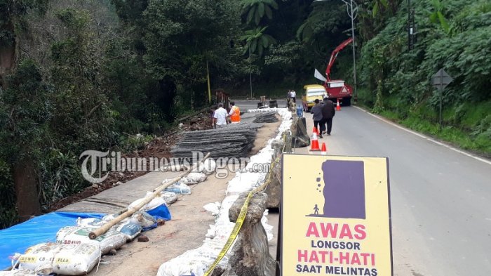 Jalur Puncak Longsor, Angkot Jurusan Cipanas-Puncak Hanya Dapat Melintas Hingga Riung Gunung