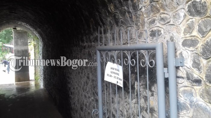 Jorok! Lorong Jembatan Sempur Untuk Menyebrang Jalan Bau Pesing