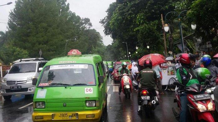 Banyak Mobil Jemputan Sekolah Parkir Sembarangan di Depan SMAN 1 Bogor, Jalan Ir H Djuanda Macet