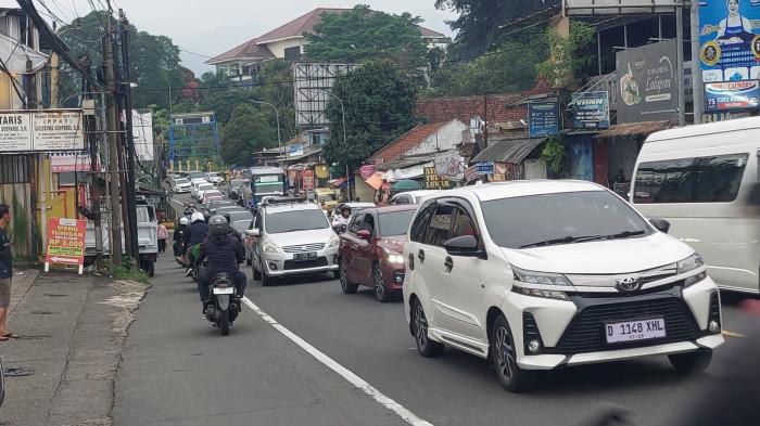 LALU LINTAS PUNCAK BOGOR - Meski tengah diberlakukan one way, antrean kendaraan di Jalan Raya Puncak Bogor tetap terjadi, Sabtu (28/3/2026).