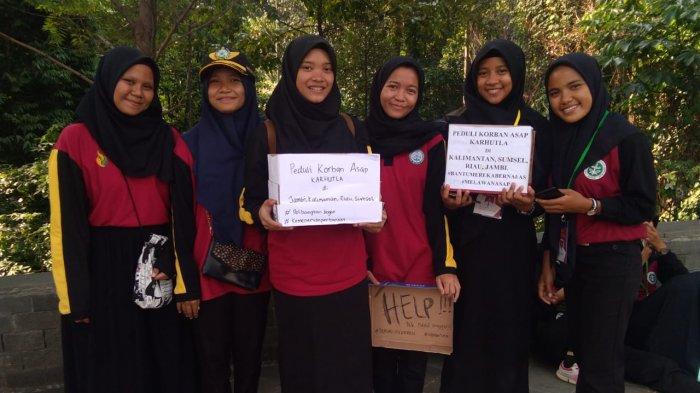 Prihatin Kebakaran Hutan dan Lahan, Mahasiswi Pertanian Lakukan Ini di Jalan