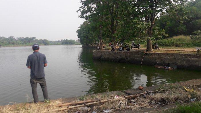 Asyiknya Mancing di Situ Cikaret Bogor Sambil Tunggu Adzan Maghrib