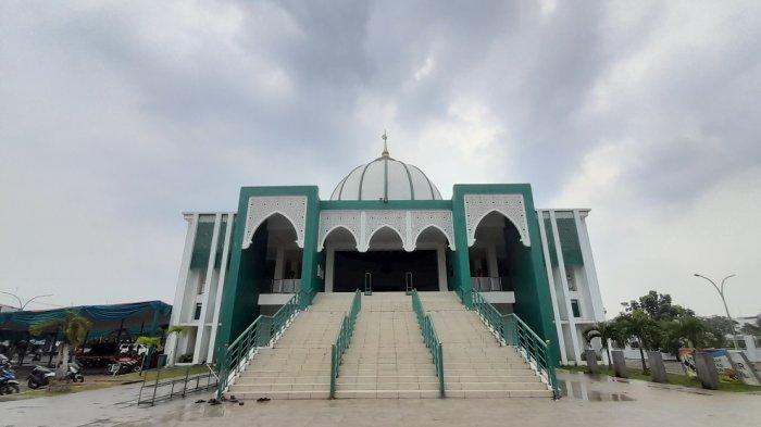 Dadamning qozi qizining eshagiga bosilgan