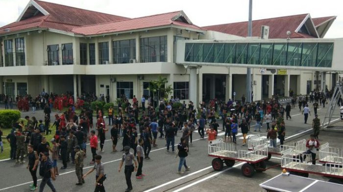 Bandara Sam Ratulangi Manado Dikepung Massa yang Ingin Cari Fahri Hamzah