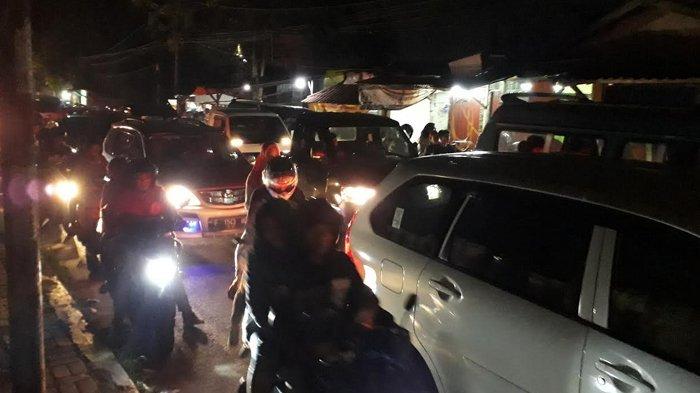 Lalu Lintas Di Jalan Mayor Oking Citeureup Padat Merayap Malam Ini