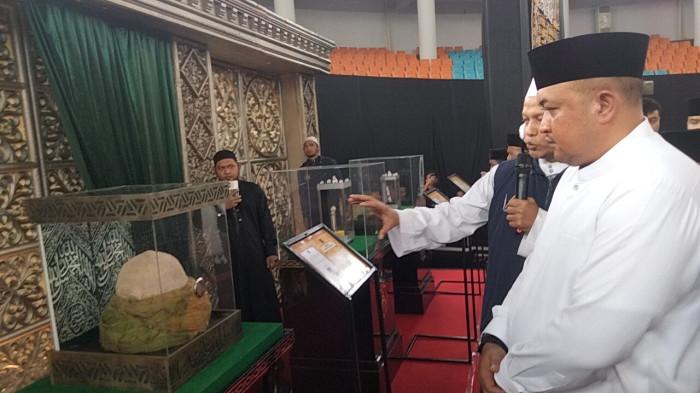 PAMERAN PENINGGALAN RASULULLAH - Artefak Rasulullah SAW dan Sahabat dipamerkan di Gor Laga Satria, Kecamatan Cibinong, Kabupaten Bogor, Jumat (20/2/2026).