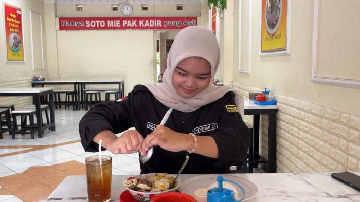 KULINER BOGOR - Pengunjung sedang mencicipi Soto Mie Pak Kadir Bogor yang sudah melegenda sejak 1997.