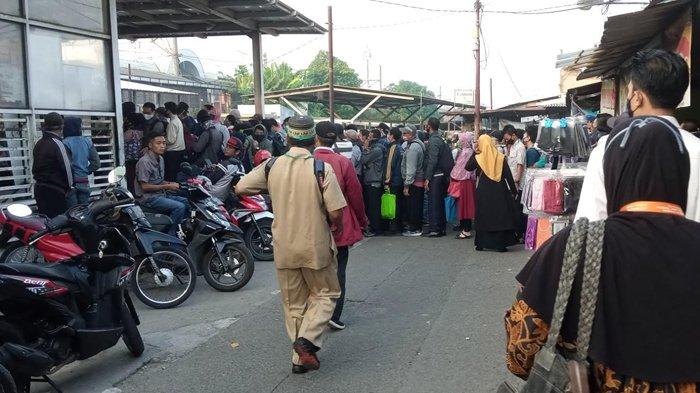 Pantauan TribunnewsBogor.com, pukul 07.15 WIB, warga menumpuk dekat pintu masuk ke area Stasiun Citayam. 