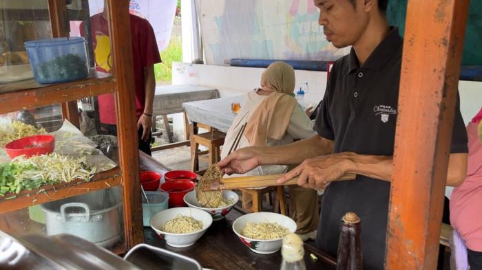 KULINER BOGOR - Mie Ayam Mang Entis tidak memakai bahan pengawet. Karena itu, teksturnya lebih kenyal namun tidak bisa bertahan lama, hanya satu sampai dua hari saja.