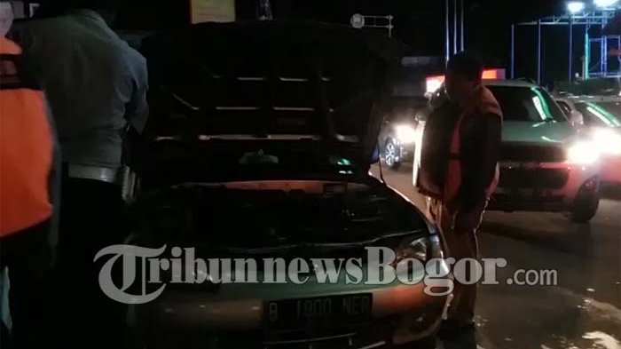 Asap Tipis Keluar dari Mesin Mobil, Sopir Panik Lalu Lakukan Ini