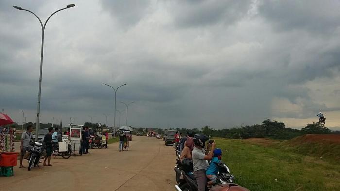 Lihat Motor Hijau Terbang di Atas Gundukan Tanah, Warga Bogor Buru-buru Keluarkan Kamera