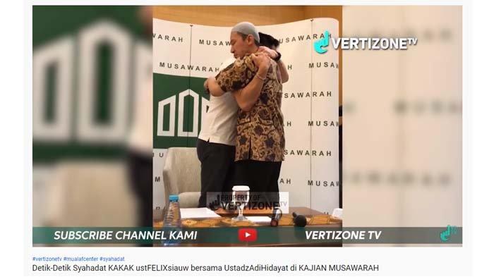 Ustaz Felix Siauw menangis peluk kakak kandungnya yang sudah mualaf