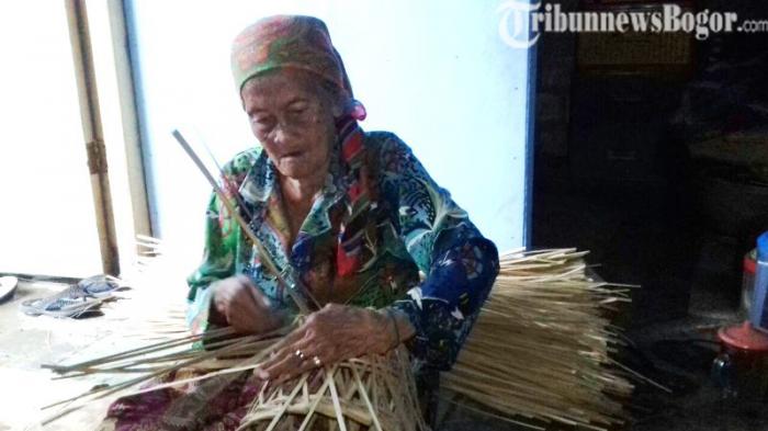 Sudah Jompo, Emak Nani Harus Susuri Jalan Setapak Hanya Untuk Mengambil Air Wudhu