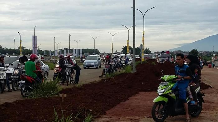 Nunggu Waktu Berbuka, Warga Bogor Lihat Aksi Jumping Motocross