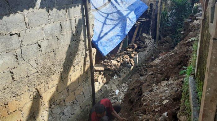Imbas Pergeseran Tanah, Dapur Rumah Warga di Megamendung Ambruk, Jalan Setapak Tertutup Longsor