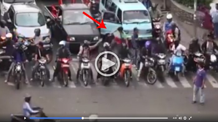 Zebra Cross Dipenuhi Sepeda Motor, Tiga Pejalan Kaki Ini Lakukan Hal Tak Terduga Saat Nyebrang