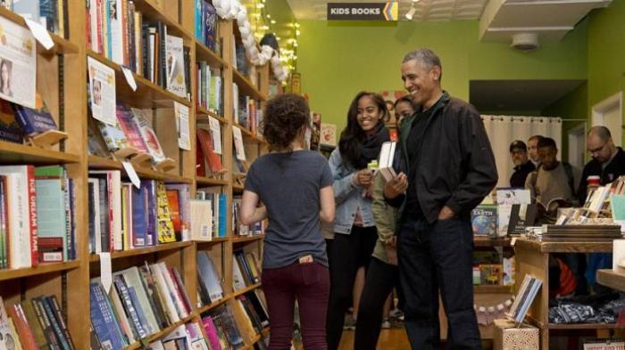 Thanksgiving, Malia dan Sasha Obama Beli Buku Karya Salman Rushdie