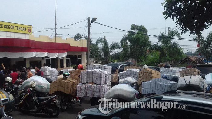 Kelebihan Muatan dan Bahayakan Pengendara Lain, Puluhan Ojek Pengangkut Sepatu Diamankan