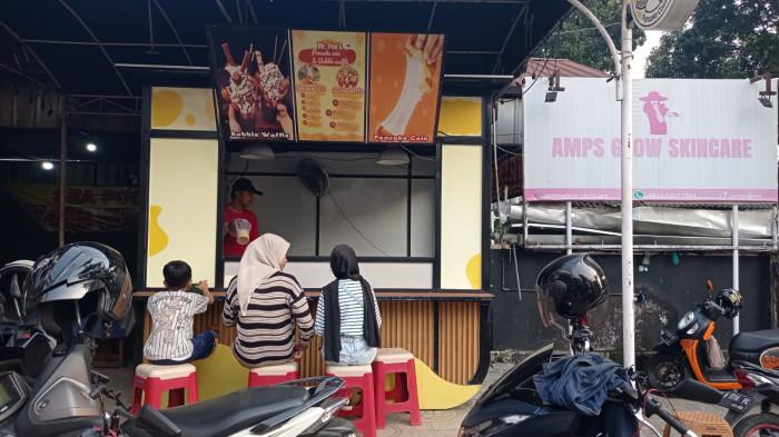 KULINER BOGOR - Tampilan dari outlet Mr.Pans yang berlokasi di depan Alfamart dekat dengan Gor Pakansari Cibinong. Lokasi nya sangat strategis dan mudah untuk dijumpai ketika pengunjung ingin membeli camilan ini.