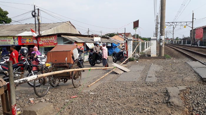 Tuntut Kejelasan Status Pekerjaan Dari Dishub Kabupaten Bogor, Palang Pintu Kereta Jadi Sandera
