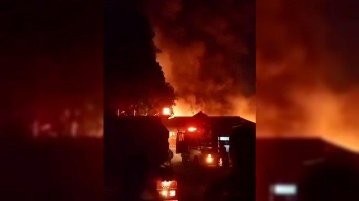 Ngeri ! Sebuah Pabrik Kasur di Gunungsindur Terbakar, Damkar Sebut Tak Ada Korban Jiwa