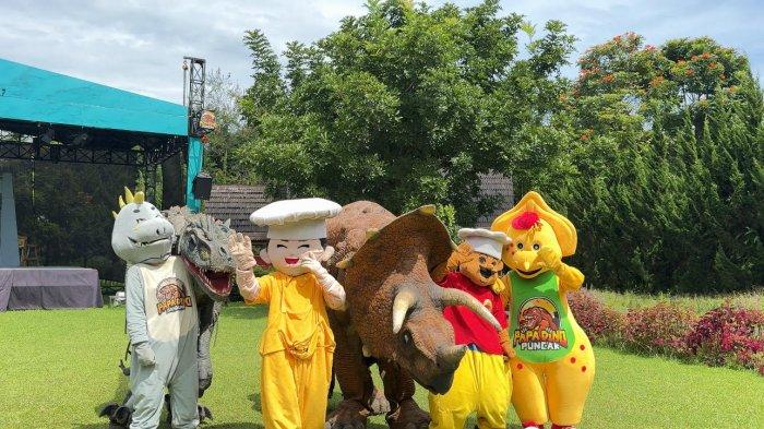 TEMPAT WISATA BOGOR - Maskot dan karakter dinosaurus Papa Dino Puncak tampil ceria pada Dino Show. Kehadiran maskot ini menjadi daya tarik tersendiri bagi anak-anak yang berkunjung, sekaligus memperkuat suasana edukatif dan hiburan bertema prasejarah.