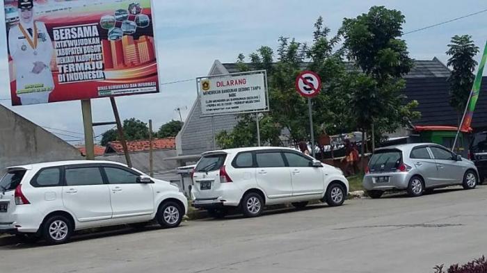Ada Foto Bupati dan Tanda Larangan Parkir Pengendara Tetap Cuek