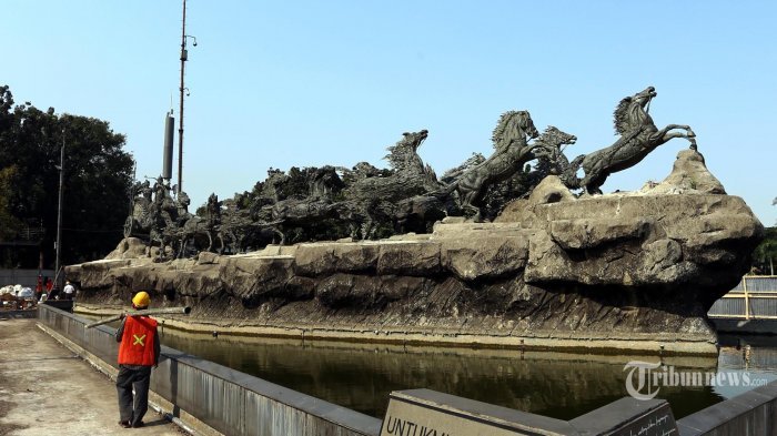 Wanita Ini Terpeleset Masuk Kolam di Patung Kuda Monas Saat Akan Buang Air Kecil