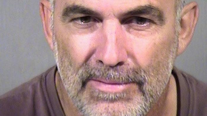 Tembak Orang Jahat ! Kakek Beri Pistol ke Cucu Lalu Meninggalkannya di Gurun Pasir