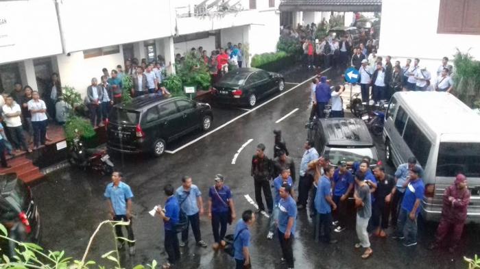 Sambil Hujan-hujanan, Pegawai PDAM Masih Menunggu Keputusan Dewan Pengawas