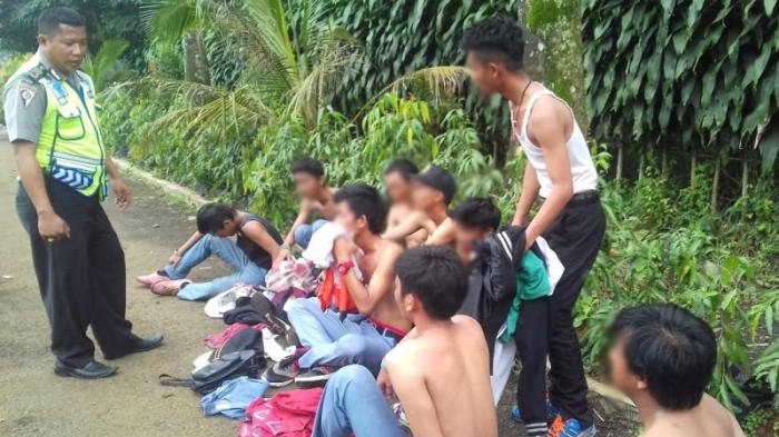 Ngeliat Polisi, Belasan Pelajar Ini Kocar-kacir Nyelametin Diri