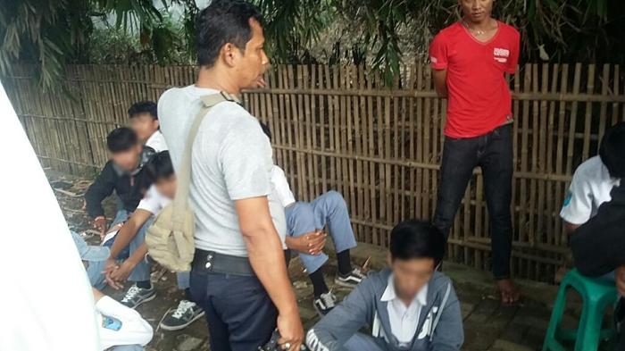 Gerombolan Pelajar Bikin Ulah di Jalan, Tendang Motor Rampas Ponsel