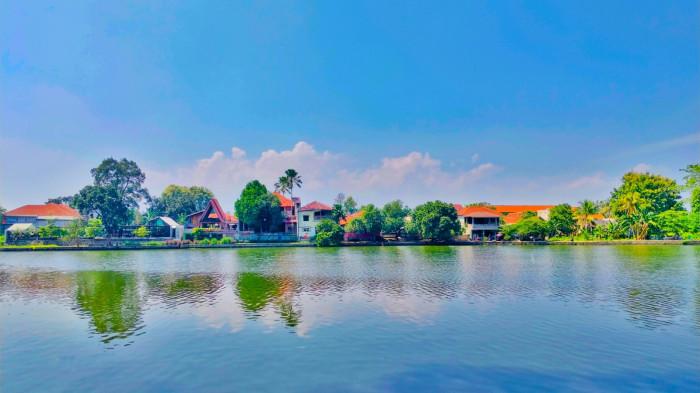 WISATA BOGOR – Pemandangan Situ Gede Bogor, terlihat menyejukkan dengan air danau yang tenang dan jernih.