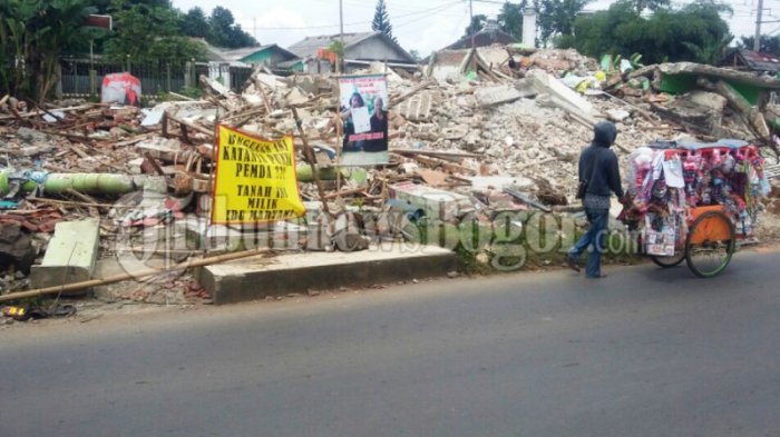 Bangunannya Dirobohkan Satpol PP Kabupaten Bogor, Penghuni Lahan Pasang Spanduk