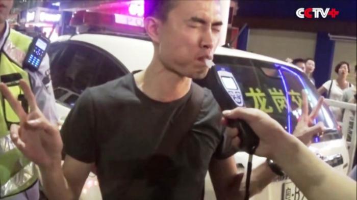 Lihat Cara Pria Mabuk Ini Saat Kelabui Polisi, Ekspresinya Bikin Ngakak