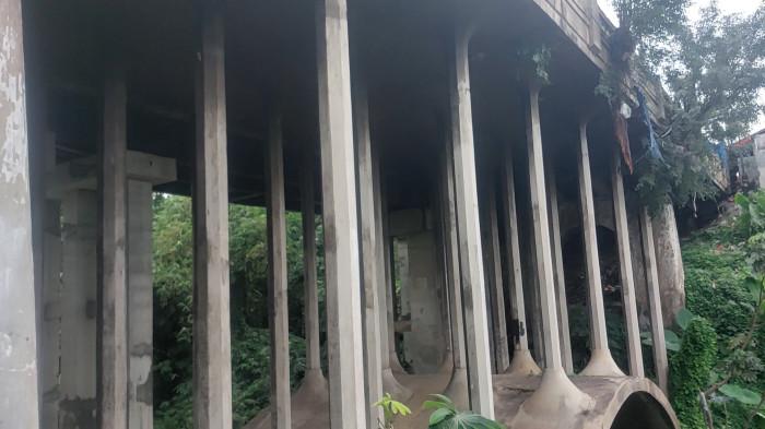 Penampakan kontruksi Jembatan MA Salmun di atas Sungai Cikapancilan, di Kelurahan Ciwaringin, Kecamatan Bogor Tengah, Kota Bogor, Rabu (5/11/2025).