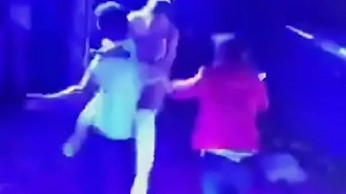Sedang Asyik Tempelkan Wajah ke Bagian Ini Penari Striptis, Pria Diserang Sosok Ini Di Panggung