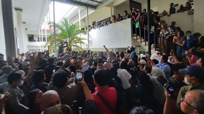 Menangis Haru, Emak-emak Pendukung Teriak: Richard Eliezer Siapa yang Punya, yang Punya Kita Semua