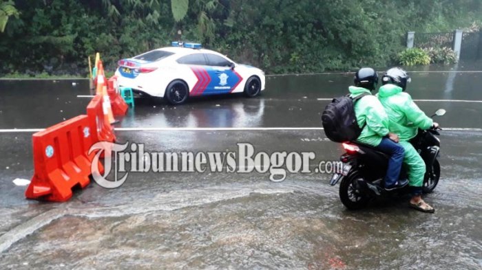 Nekat Terobos Jalur Puncak Saat Evakuasi Longsor, Pengedara Ini Malah Malu Sendiri