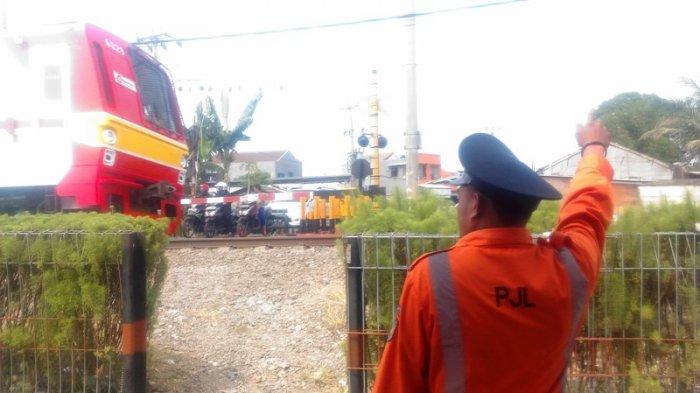 Kisah Penjaga Pintu Perlintasan Kereta di Bogor, Rela Tak Cuti Lebaran Demi Layani Masyarakat