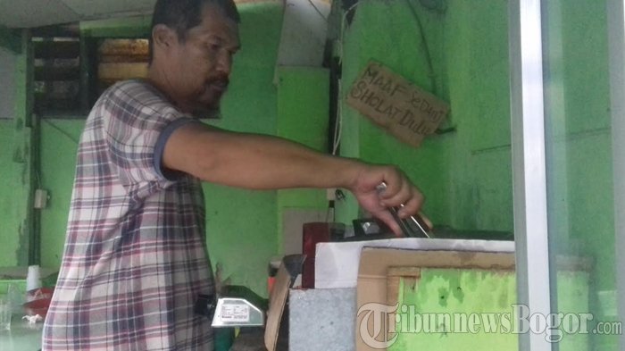 Penjual Pempek Di Balaikota Bogor Ini Jago Bahasa Inggris, Ternyata Dia Belajar dengan Cara Ini
