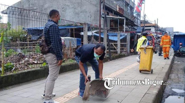Cegah Corona, Petugas Gabungan Lakukan Penyemprotan hingga Bersihkan Sampah di Kota Bogor