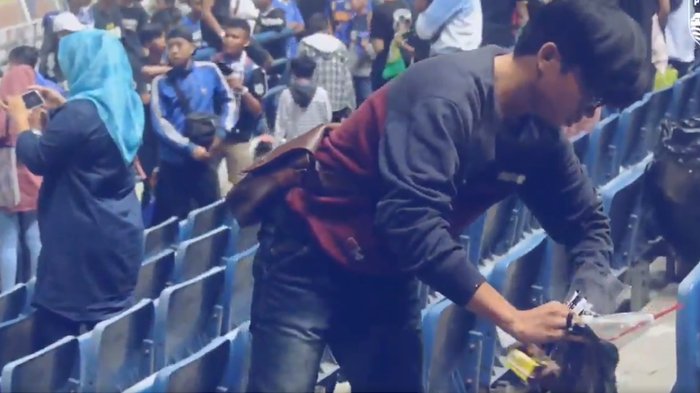 Terinspirasi Suporter Jepang, Bobotoh Persib Bandung Bersih-Bersih Stadion