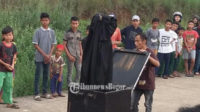 Nunggu Waktu Berbuka Puasa, Warga Ramai-rami Liat Penampakan Dalam Kotak Hitam