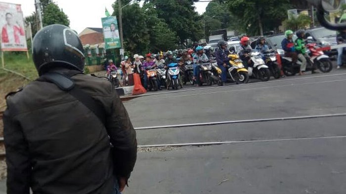 Sudah Banyak Makan Korban, Masih Banyak Pengendara Terobos Pintu Rel Kereta Pondok Rumput Bogor